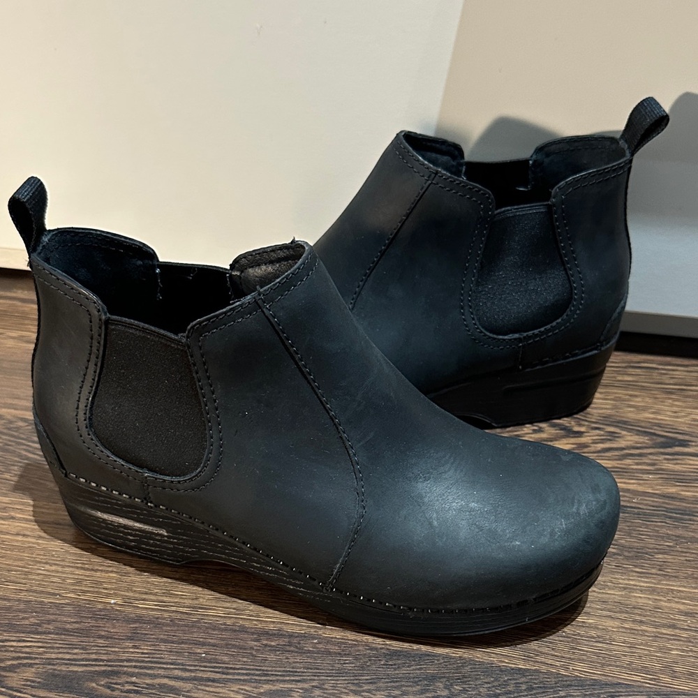 Dansko Black Leather Footbed Clogs (39)
